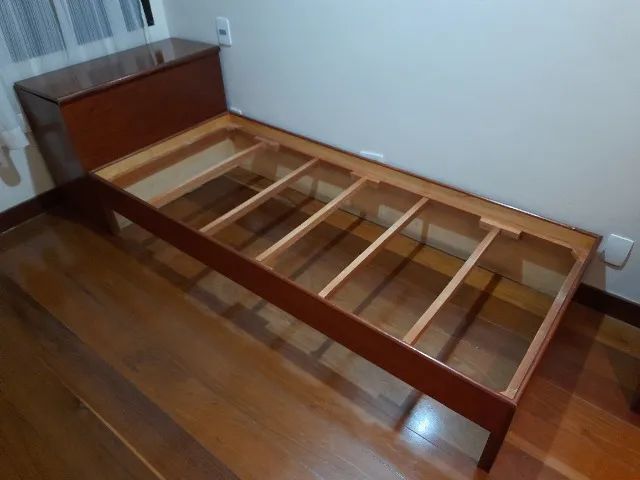 Duas camas de quarto solteiro, mdf com mogno amadeirado, sem colchão. - Foto 3