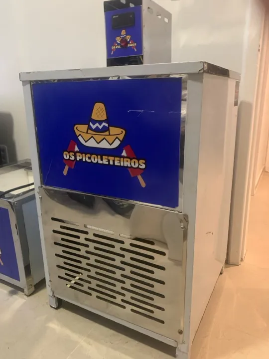 Máquina de picolés com 2 formas completas