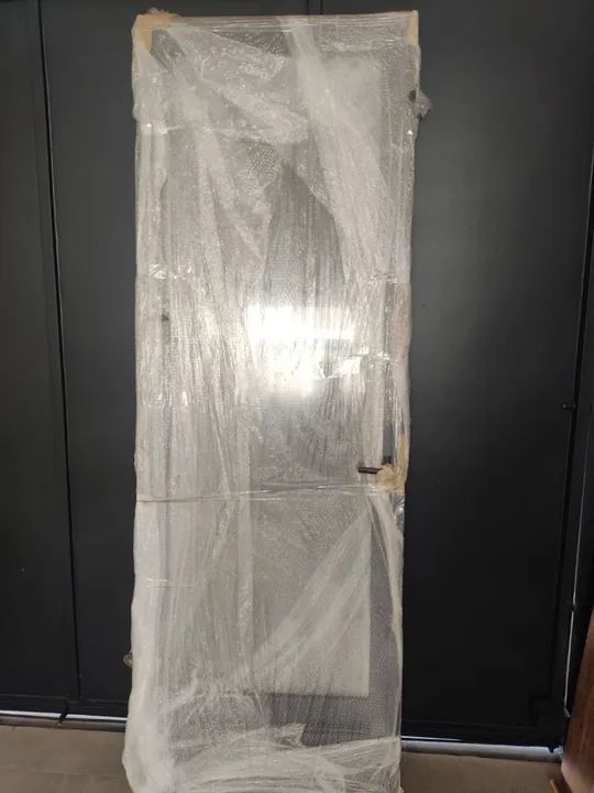 Porta em alumínio cinza com vidro inteiriço para area de serviço ou cozinja