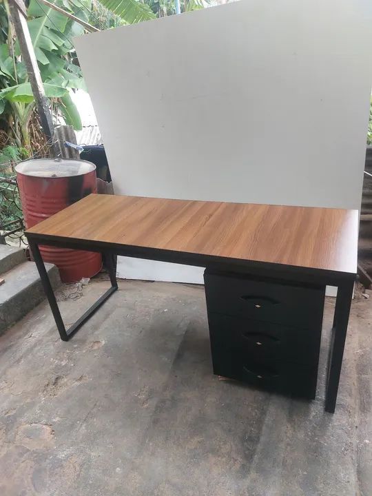 Mesa reta com gaveteiro 
