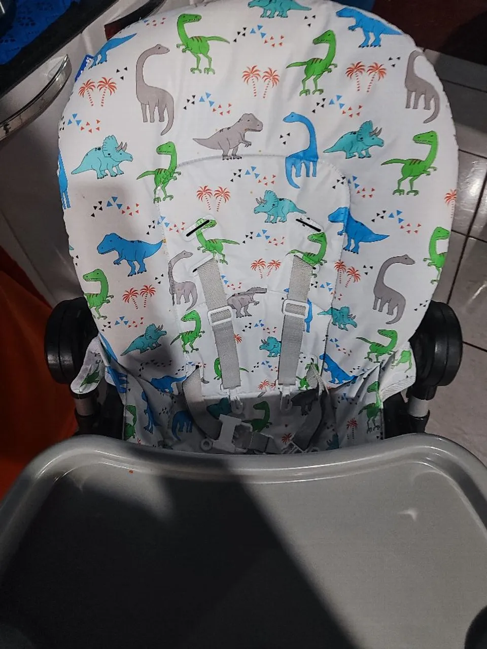 Cadeira Infantil com estampa de dinossauros