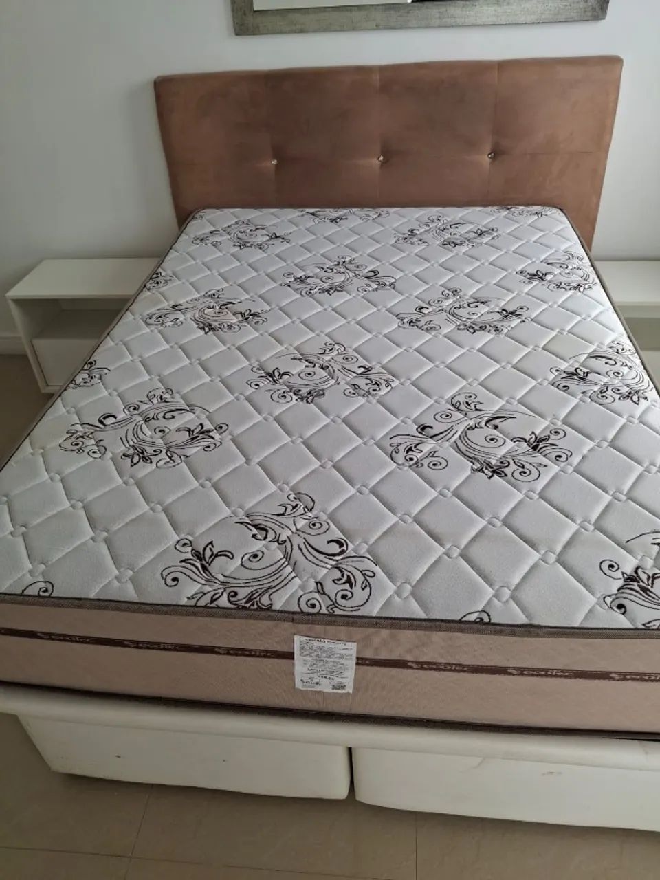 CABECEIRA BEJE CASAL SUEDE COM BOTÕES CRISTAL  - Foto 2