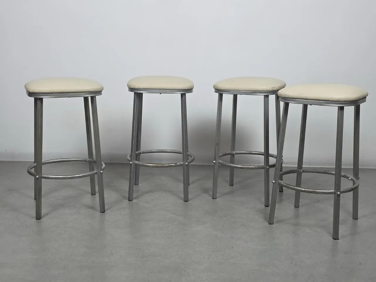 Conjunto de 4 banquetas década de 70 - Foto 4