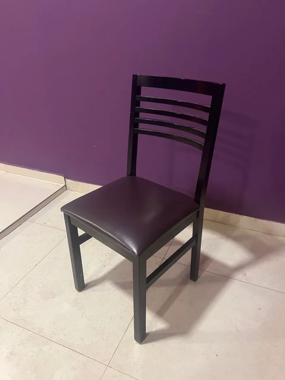 Mesa 136x90cm com 4 cadeiras  - Foto 2