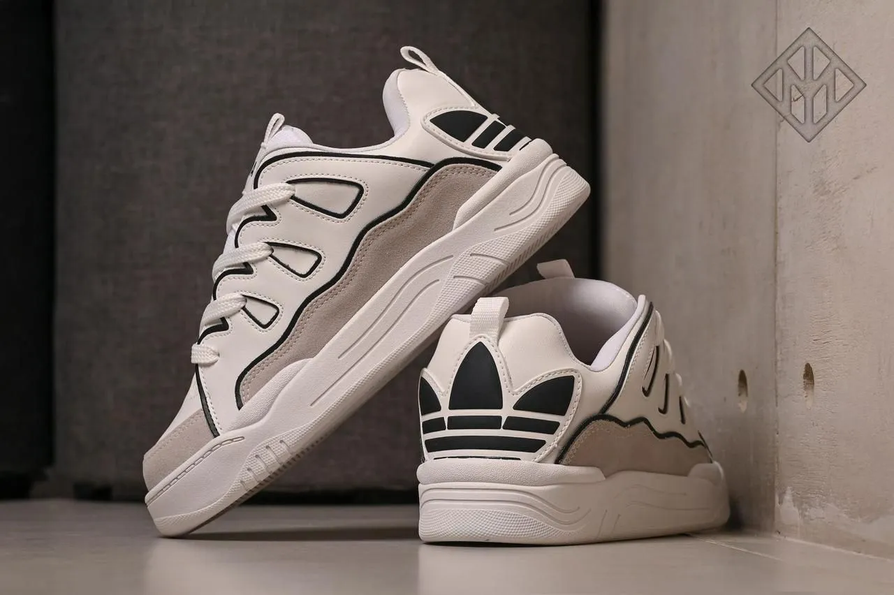 Tênis Adidas Branco com Detalhes em Preto e Cinza