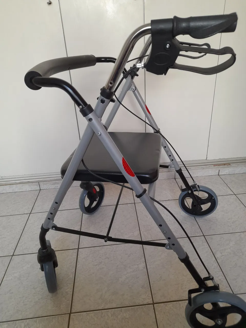 Andador com Assento e Freios