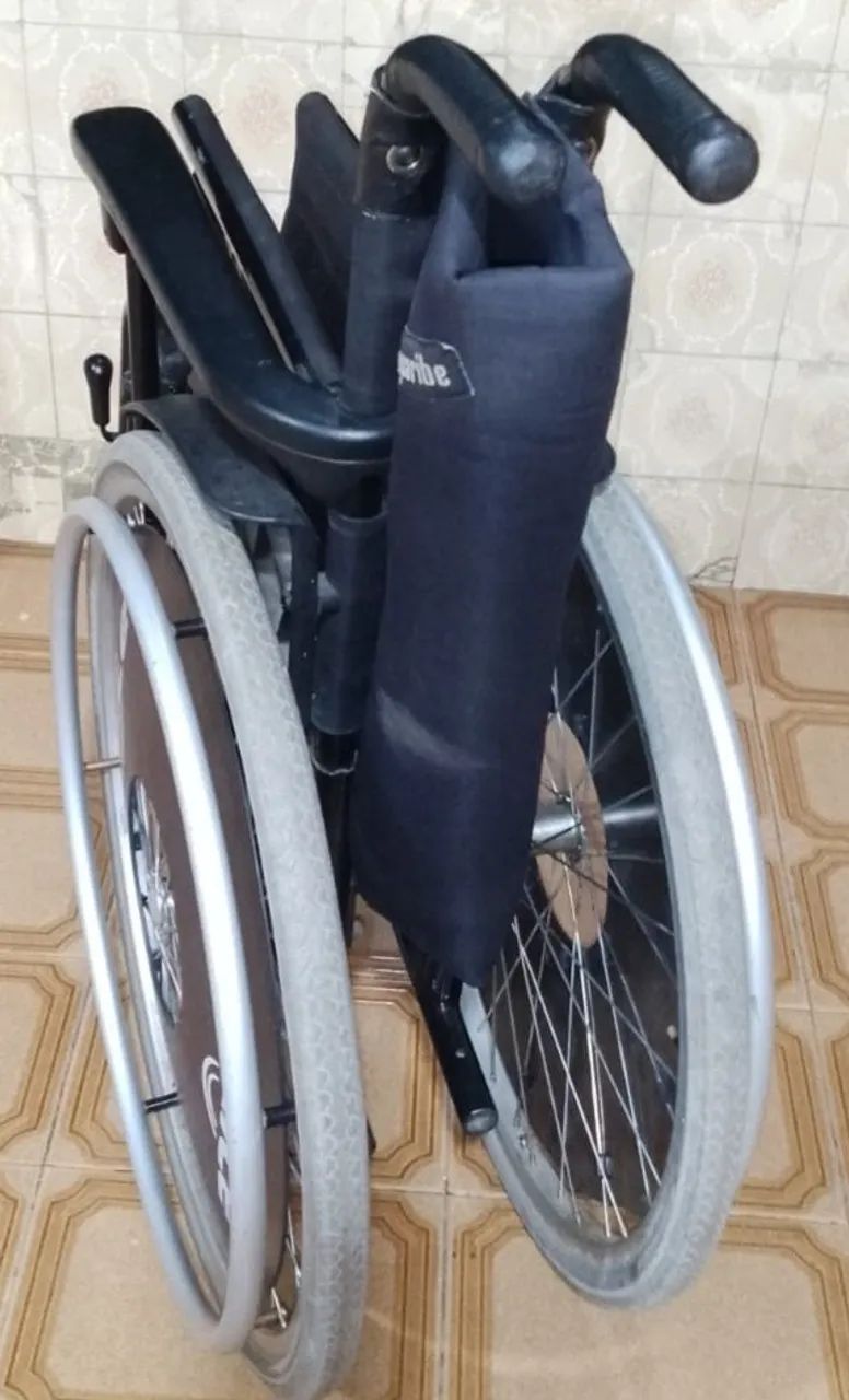 Vende-se CADEIRA DE RODAS REFORÇADA com ANDADOR - Foto 3