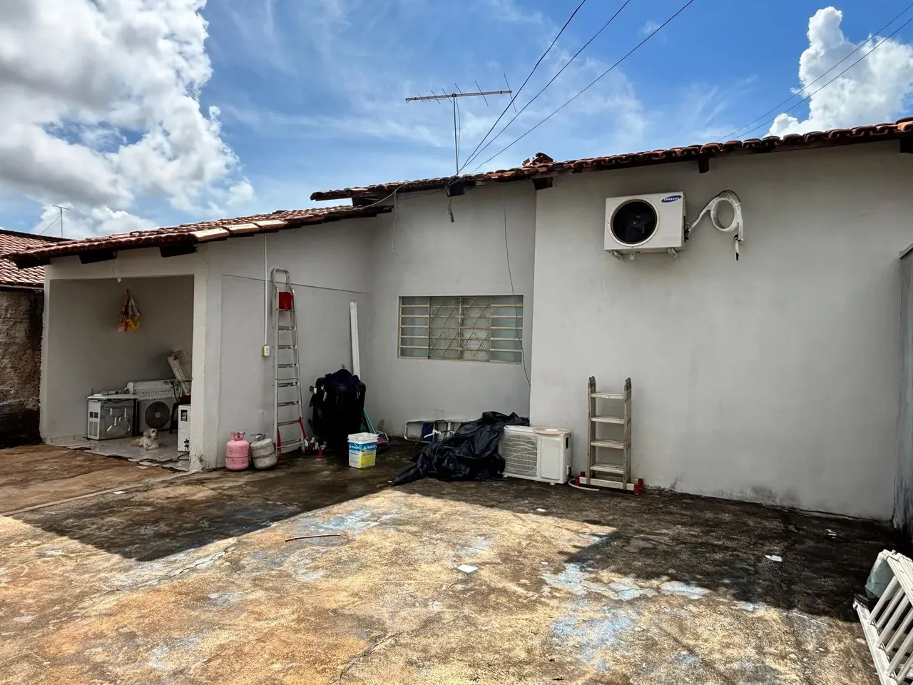 CASA A VENDA COM 2/4 SENDO UMA SUÍTE E DUAS KITNETS COM RENDA NA 904 SUL