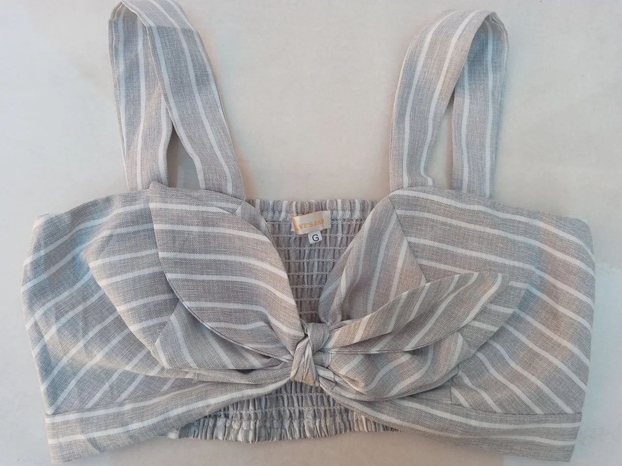 Top cropped listrado com laço