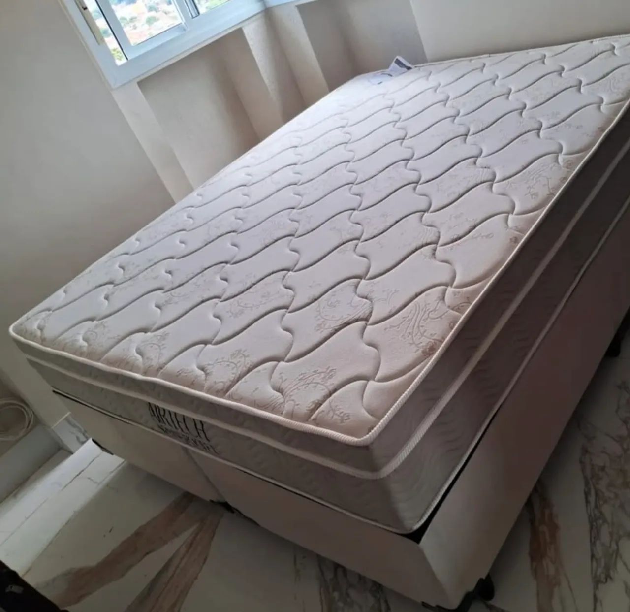 Cama box Queen em molas ensacadas (nova)