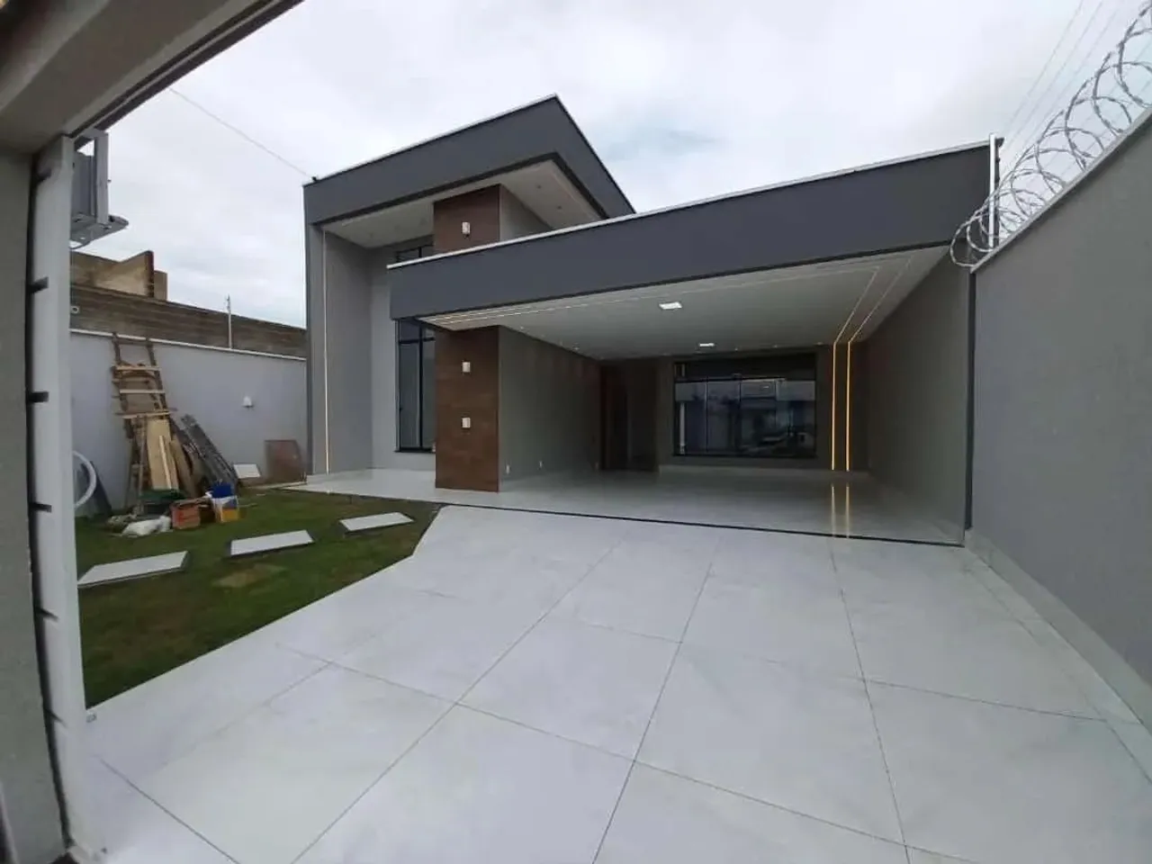Oportunidade Imperdível: Luxuosa Casa com 3 Suítes e Área de Lazer Próxima ao Passeio das