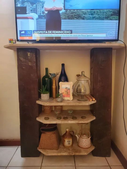 Rack de madeira para sala com prateleiras em granito. - Foto 3