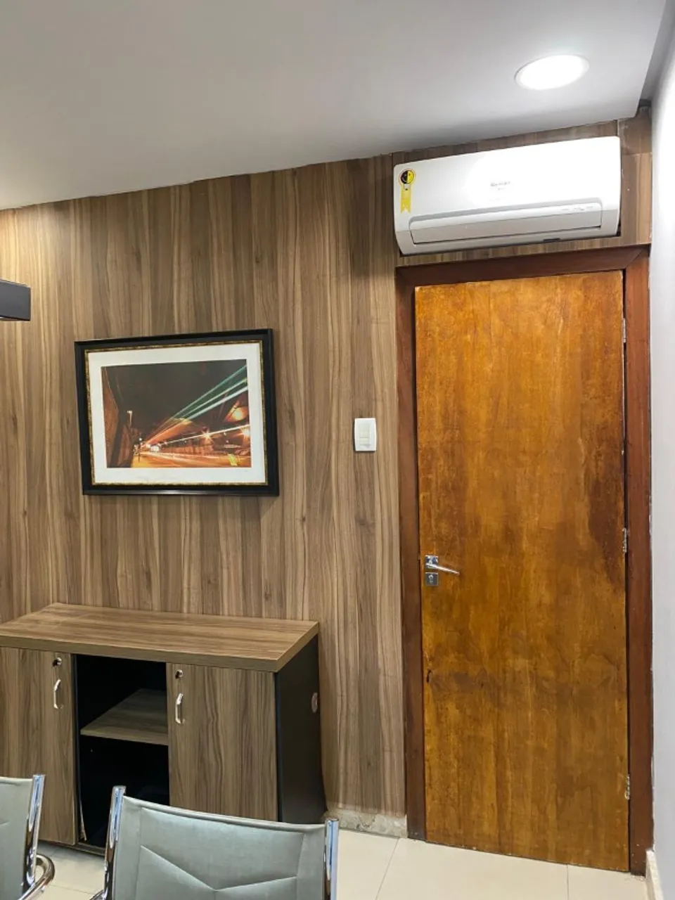 Sala Privativa Mobiliada em Imóvel Comercial Compartilhado - Localização Estr