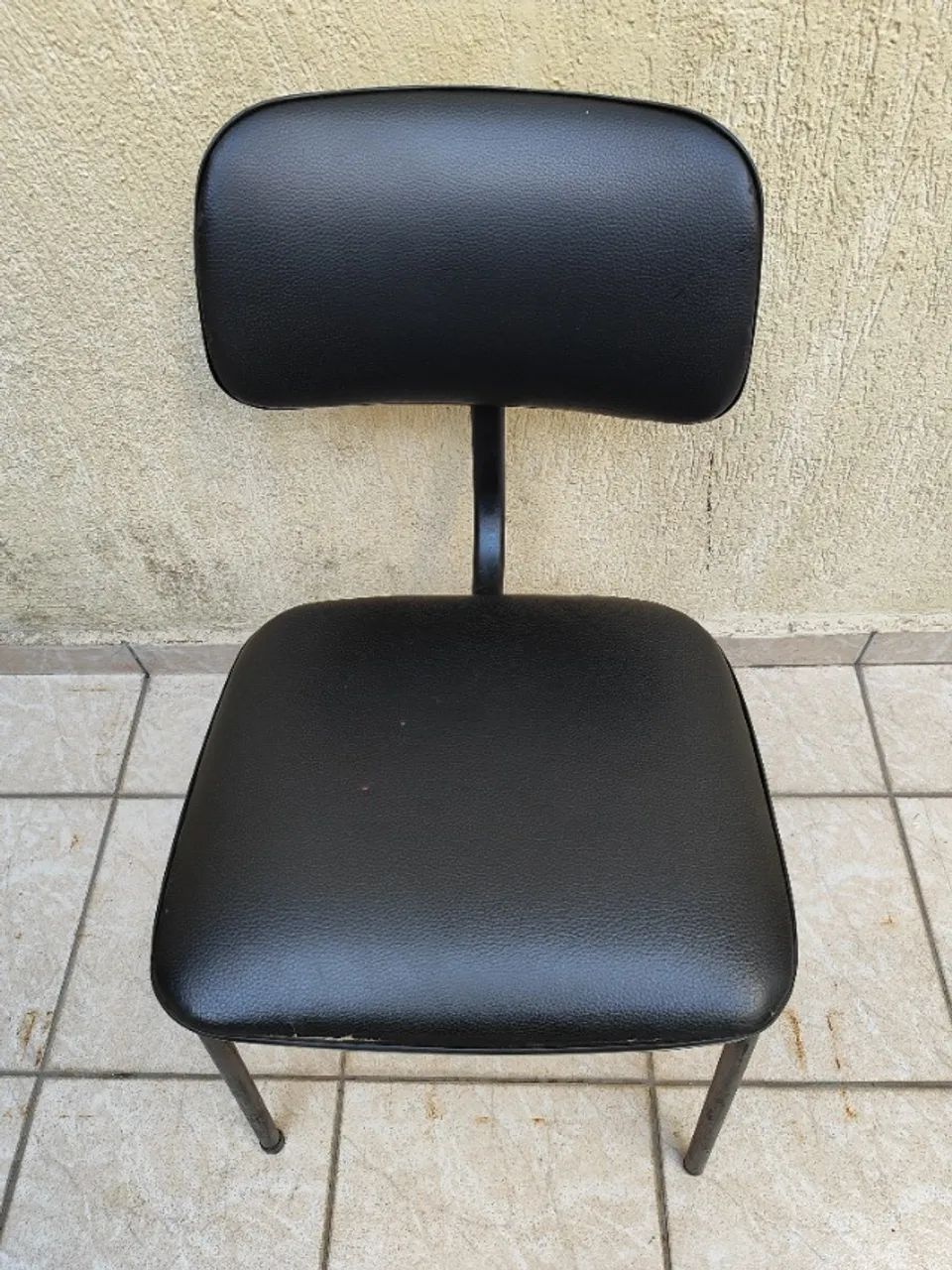 Cadeira Fixa Estofada em Couro Preto - Giroflex - Foto 4