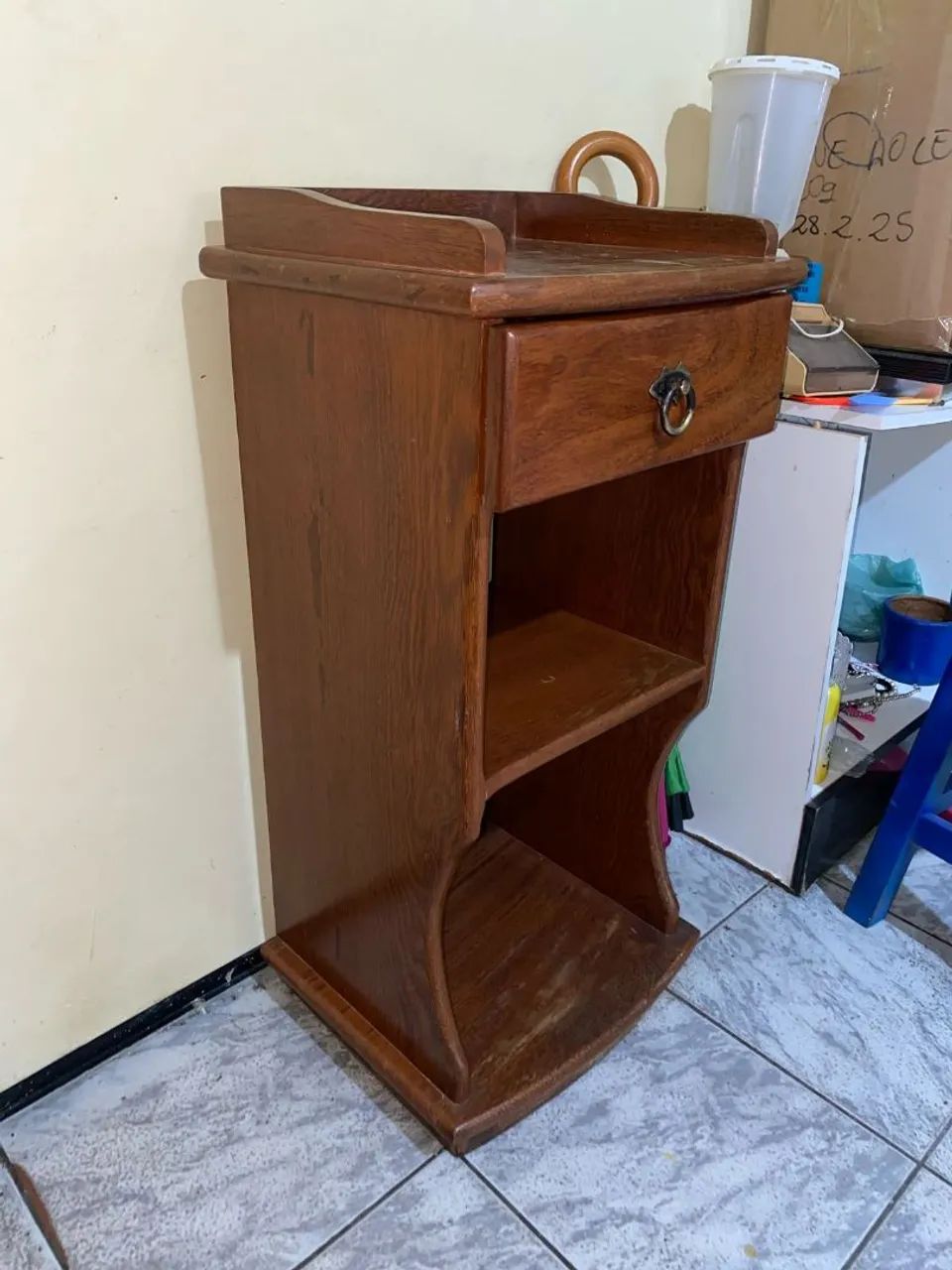 Armário de Madeira Maciça com Gaveta - Ideal para Quarto ou Sala
