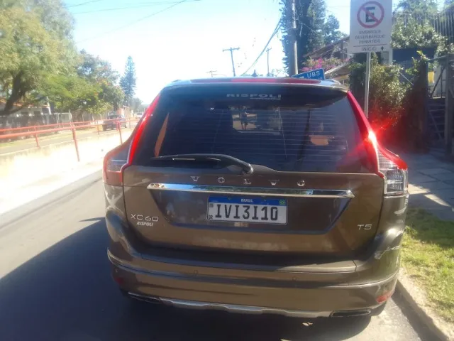 Volvo XC60 T5 - Elegância, Segurança e Conforto em um Só SUV! Porto Alegre/RS