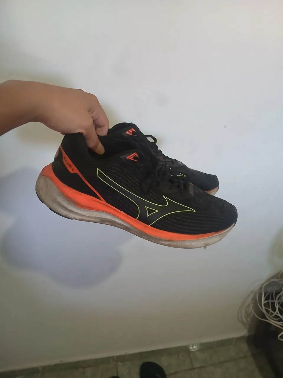 Tênis Mizuno Wave Rider 26 - Preto e Laranja