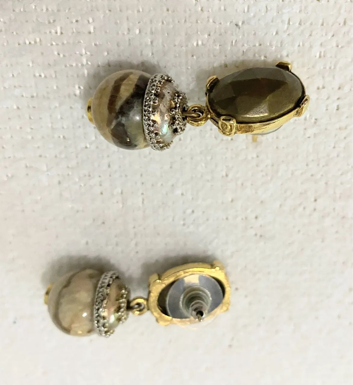 Vende-se par de Brincos com Jaspe natural com acabamento Dourado. R$ 25,00