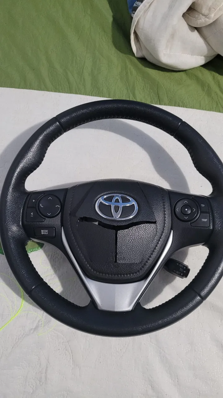 Volante Toyota com Comandos Multimídia e Piloto Automático