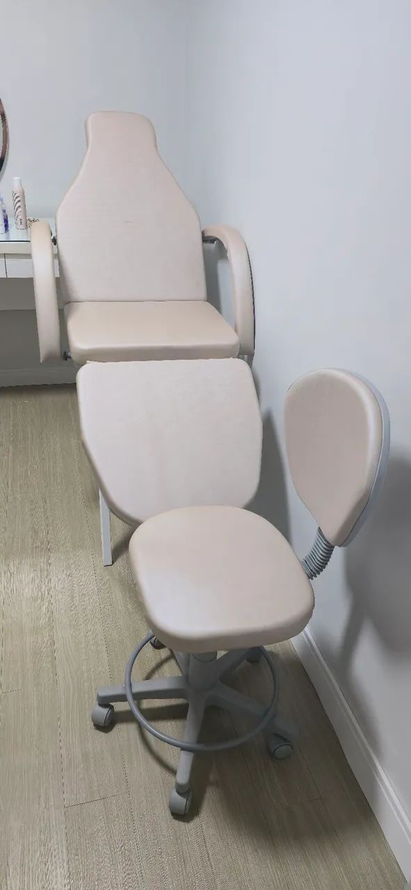 Maca de Estética de Luxo com Mocho - Sofisticação e Conforto para seu Espaço!