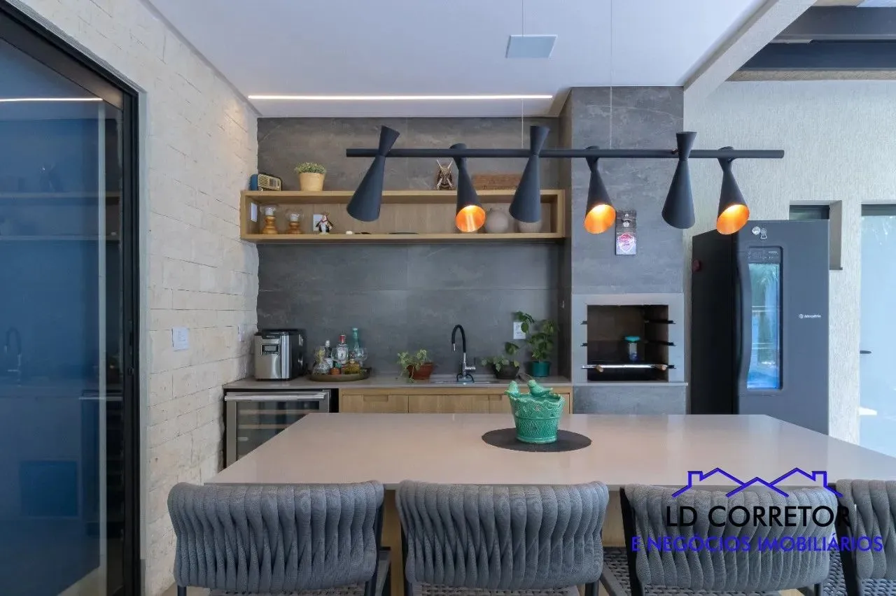 Casa de luxo no Portal do Sol Golfe Green em Goiânia-GO: 4 suítes, área gourmet e 233,60 m