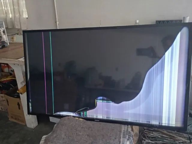 Tv Samsung UN48J5200G com a tela quebrada.