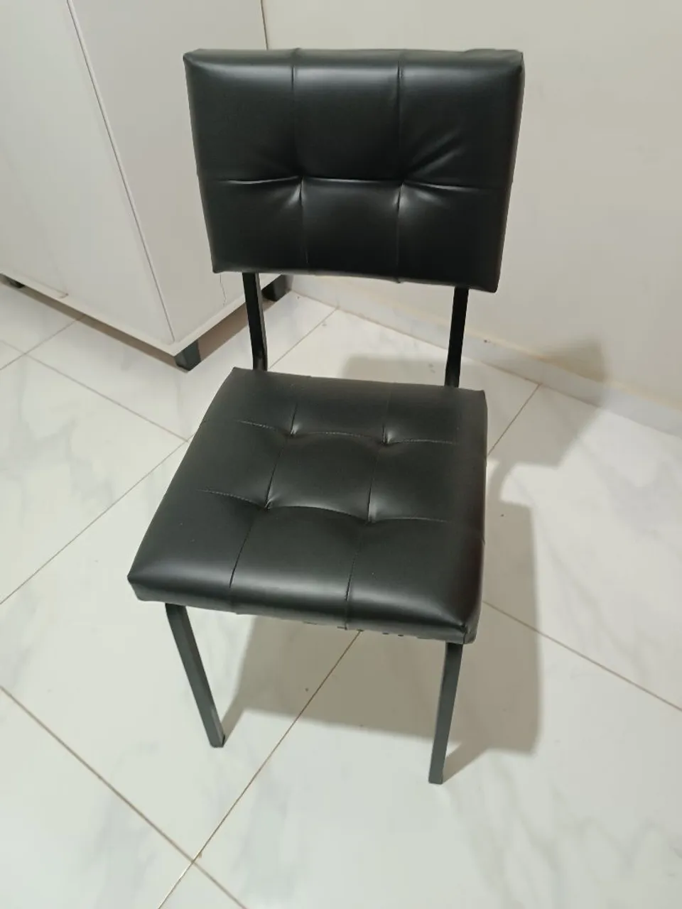 Cadeira de escritório Preta com Estrutura em Metal
