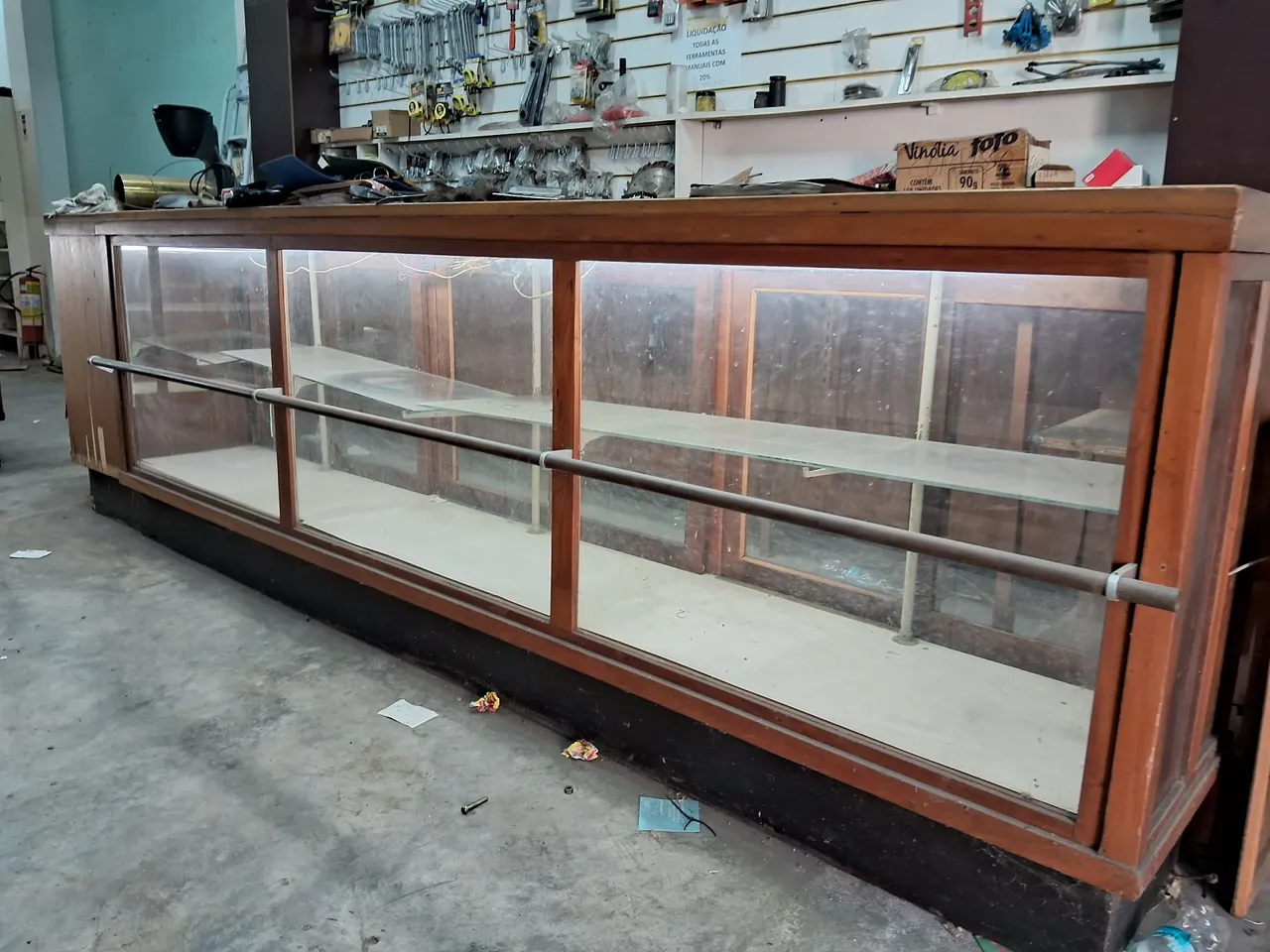 Vitrine de madeira para comércio