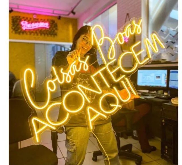 Painel Neon Led com base em Acrílico Coisas Boas Acontecem Aqui - 70x50 cm - Foto 3