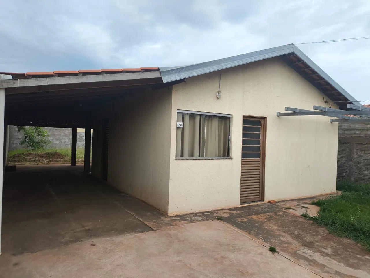Alugo uma casa