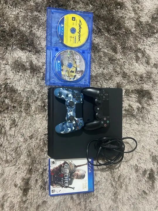 Playstation 4 com 2 jogos e controle