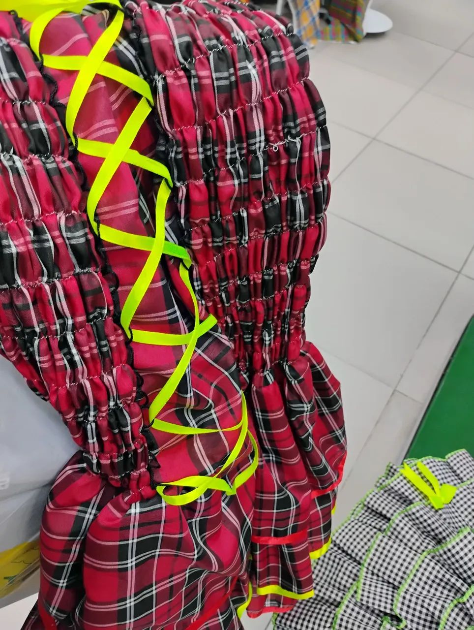 Vestido Xadrez com Detalhes Neon