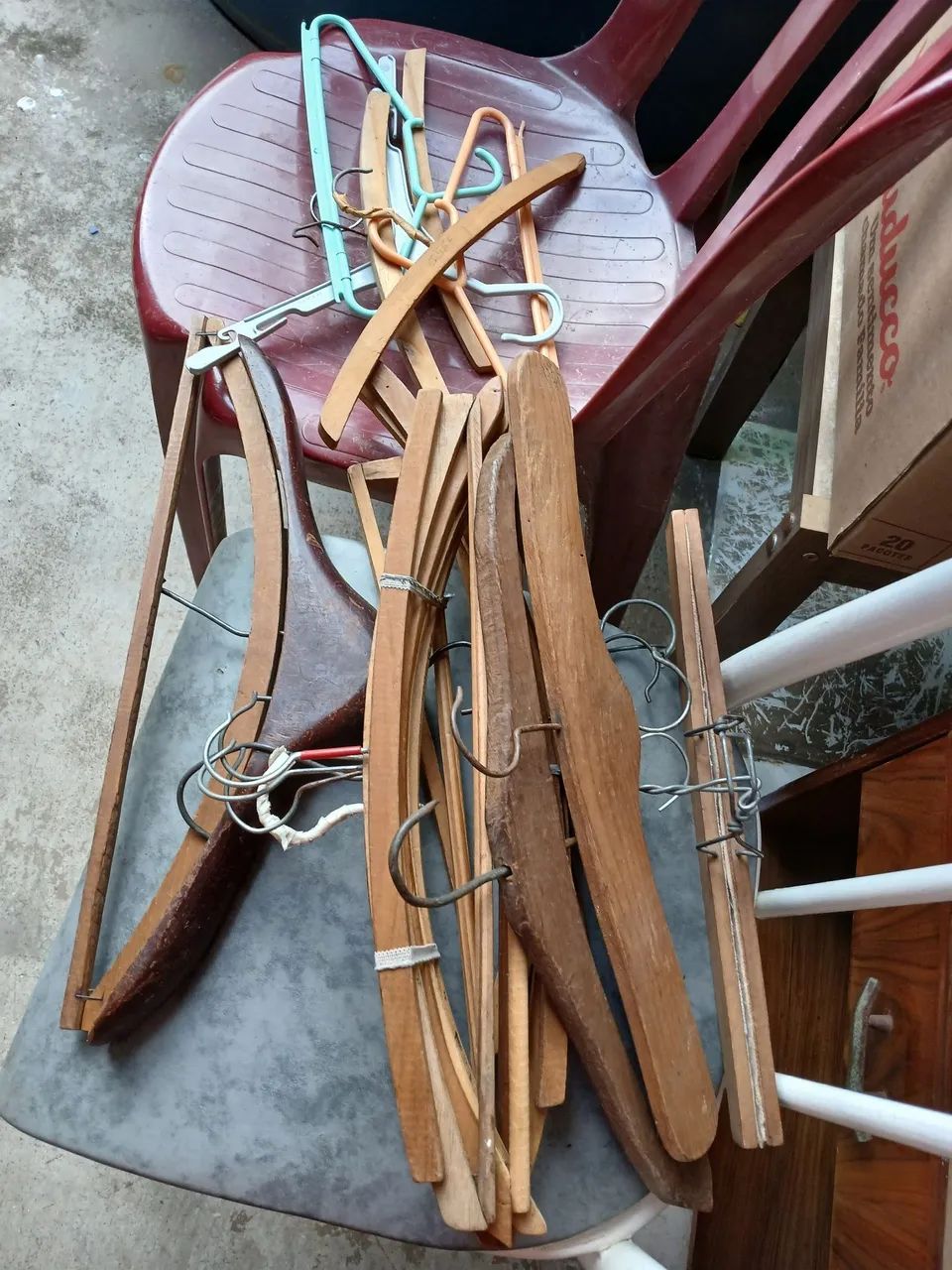 Cabides de roupas madeira e plástico contém 35 pó 20 reais  - Foto 3