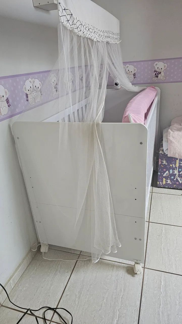 Berço com colchão e cortinado 