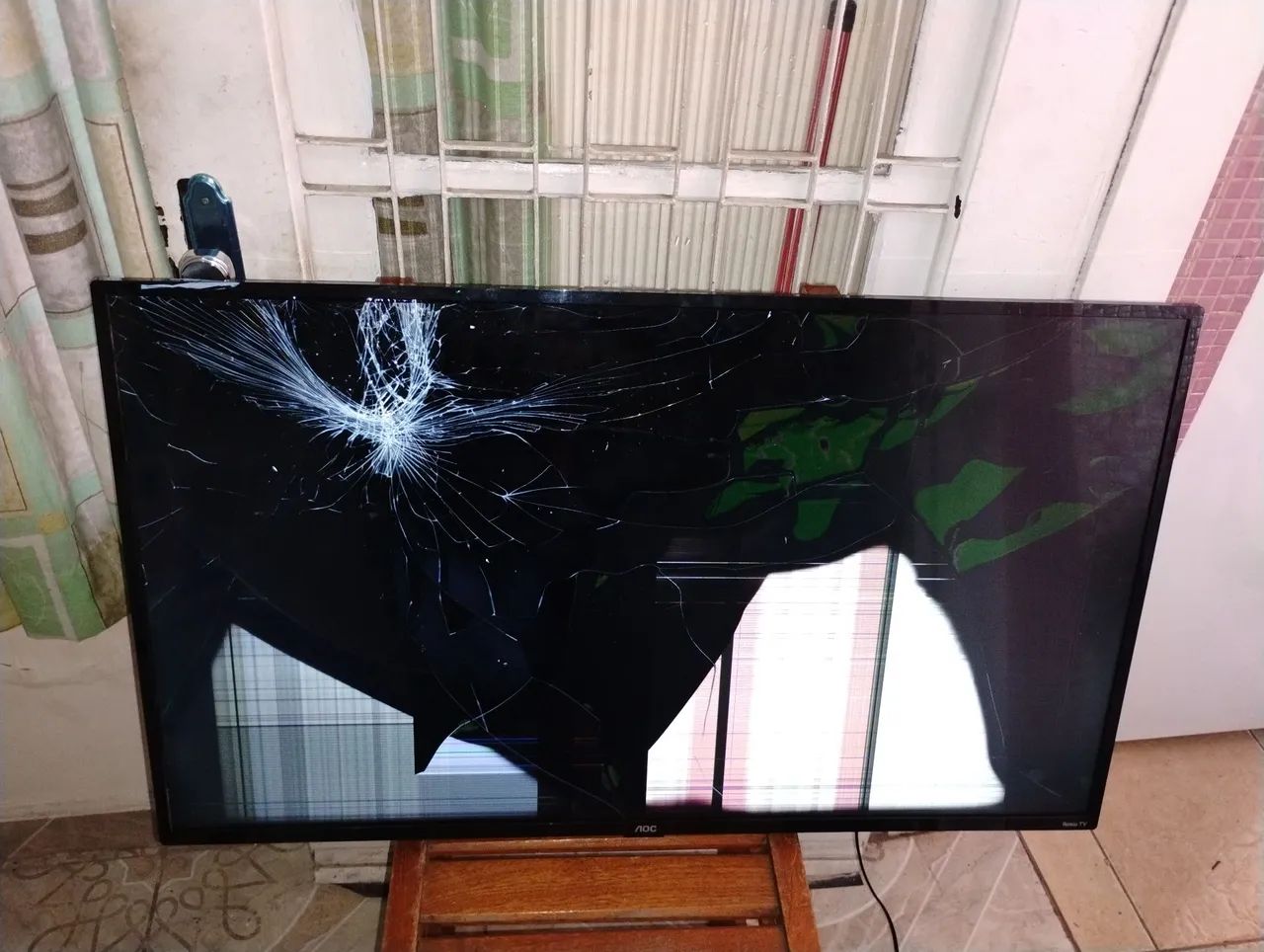 TV LED SMart AOC 43 polegadas Modelo 43S519578G com tela danificada - Foto 3