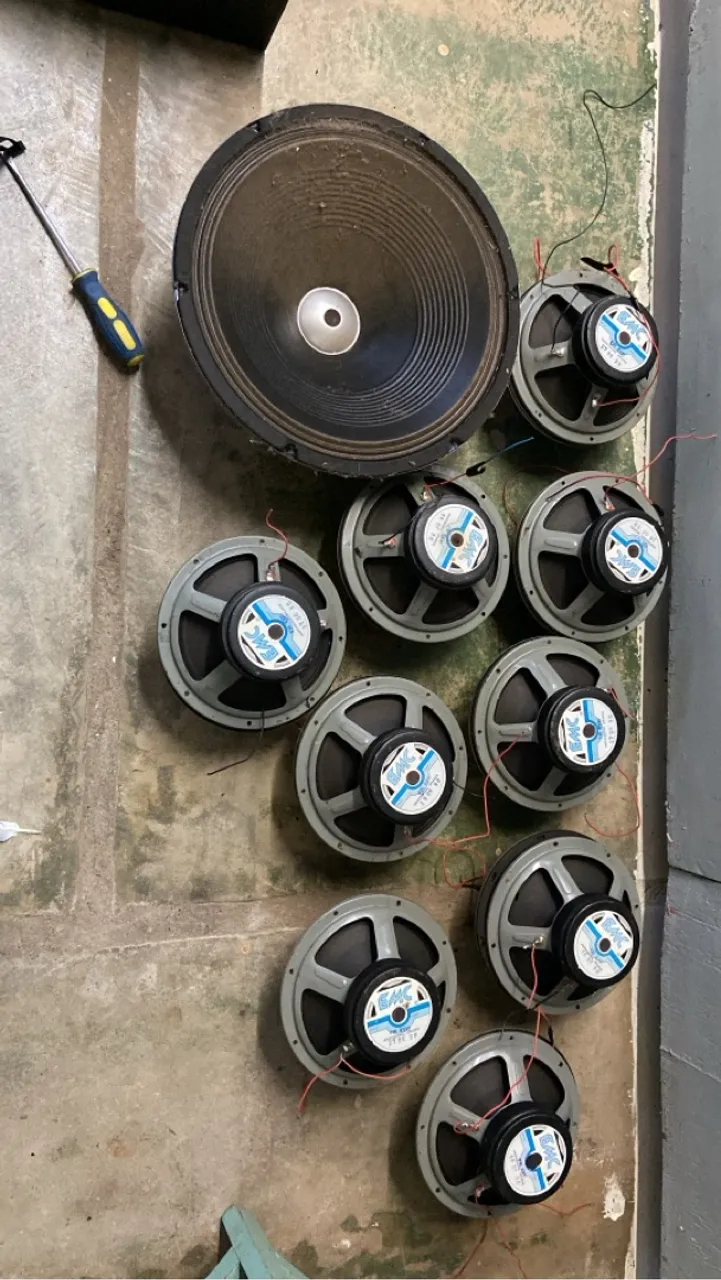 Vendo carcaça de auto falantes de 8 polegadas e 15 polegadas