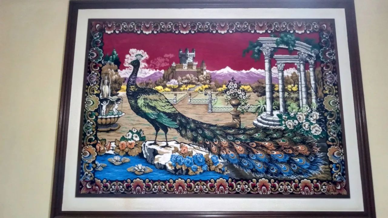 Quadro Tapete de Veludo Pavão com Moldura