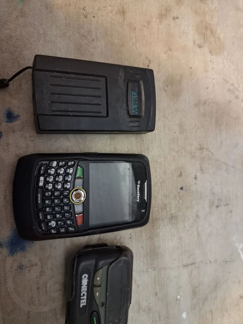 Lote celular. Telefone e um controle remoto  - Foto 3