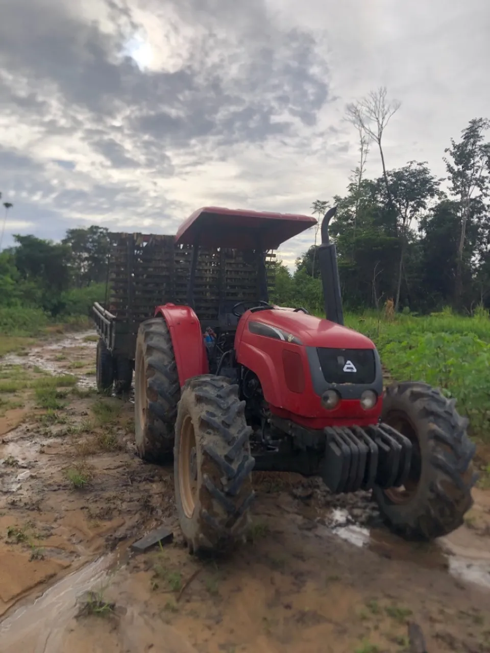 Trator Agrícola com Carreta - Potência e Eficiência