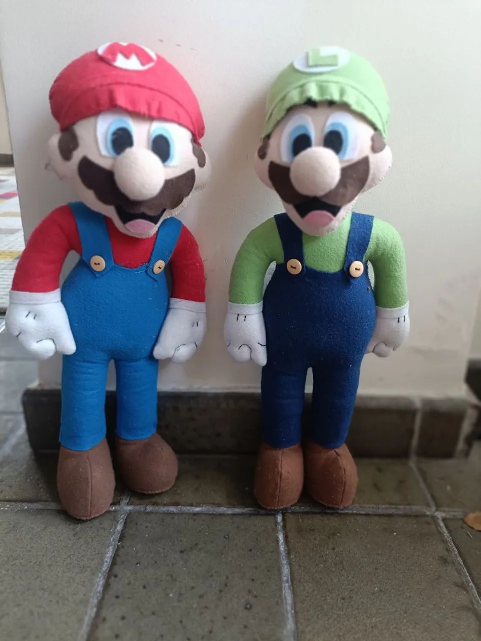 Bonecos de feltro Mario e Luigi, medindo 45 cm de altura