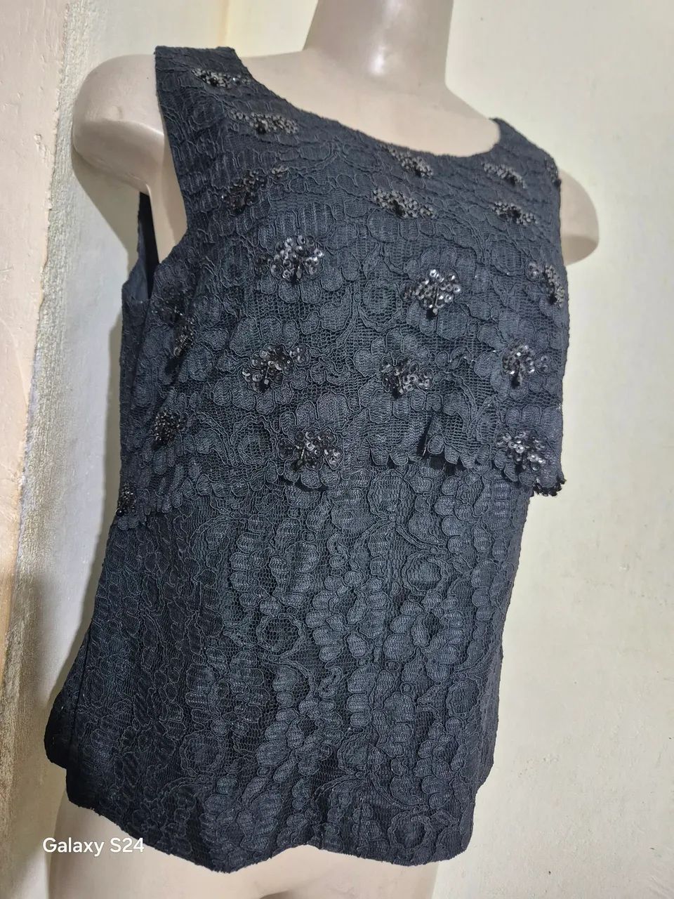 Blusa de renda preta com detalhes em pedrarias.Aceito troca por celular