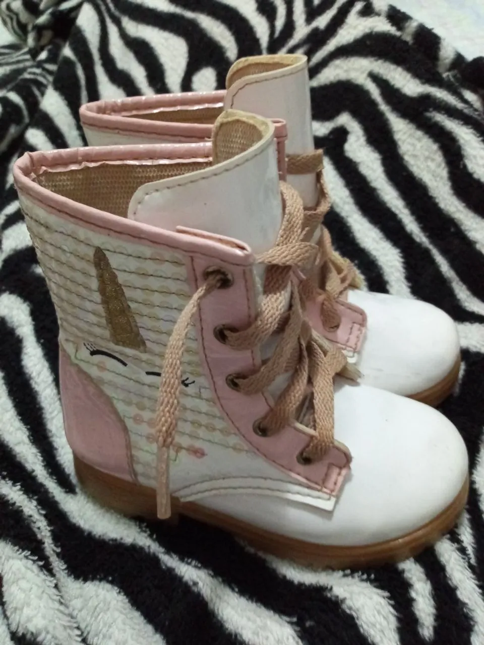 Botas infantis com tema de unicórnio