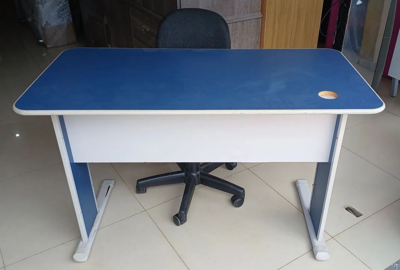 Mesa de estudo com cadeira. Faço a entrega *  - Foto 2