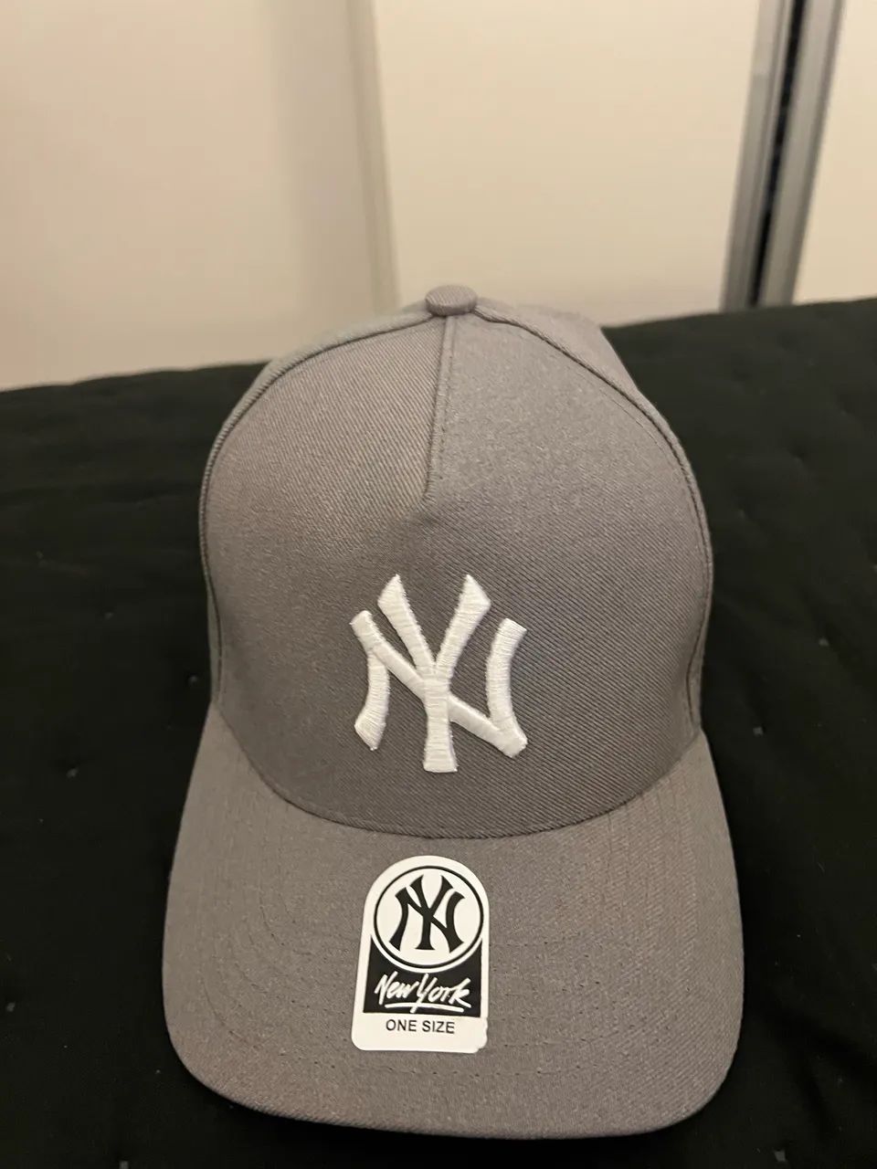 Boné New York Yankees Cinza e Branco