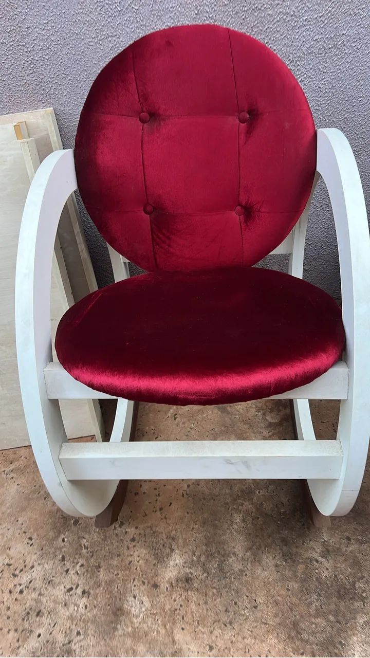 Poltrona de madeira com almofada vermelha  - Foto 2