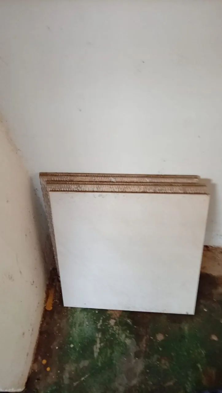 Vendo 50 telhas e cerâmicas.433926707442493442