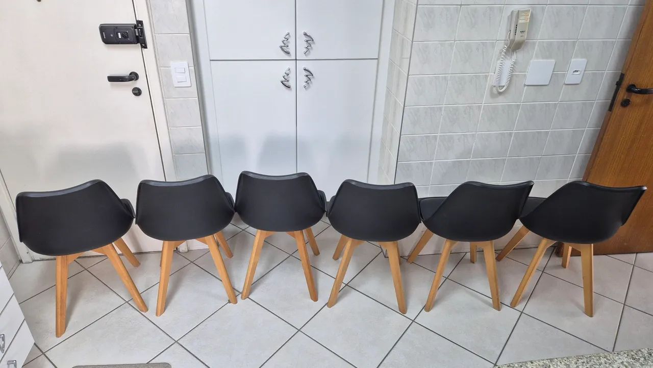 Jogo de cadeiras Charles Eames estofada com base em madeira  - Foto 2