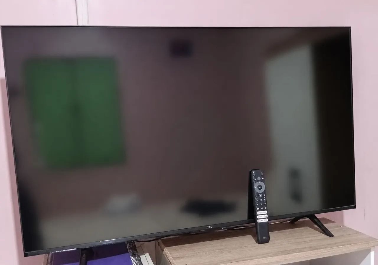 Vendo Smart TV TCL 43P755, 43 polegadas, 4K UHD, com Google TV.