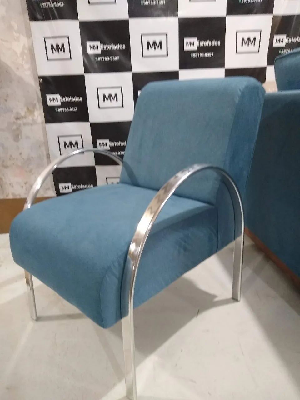 Poltrona decorativa braços alumínio 'U' - Foto 5