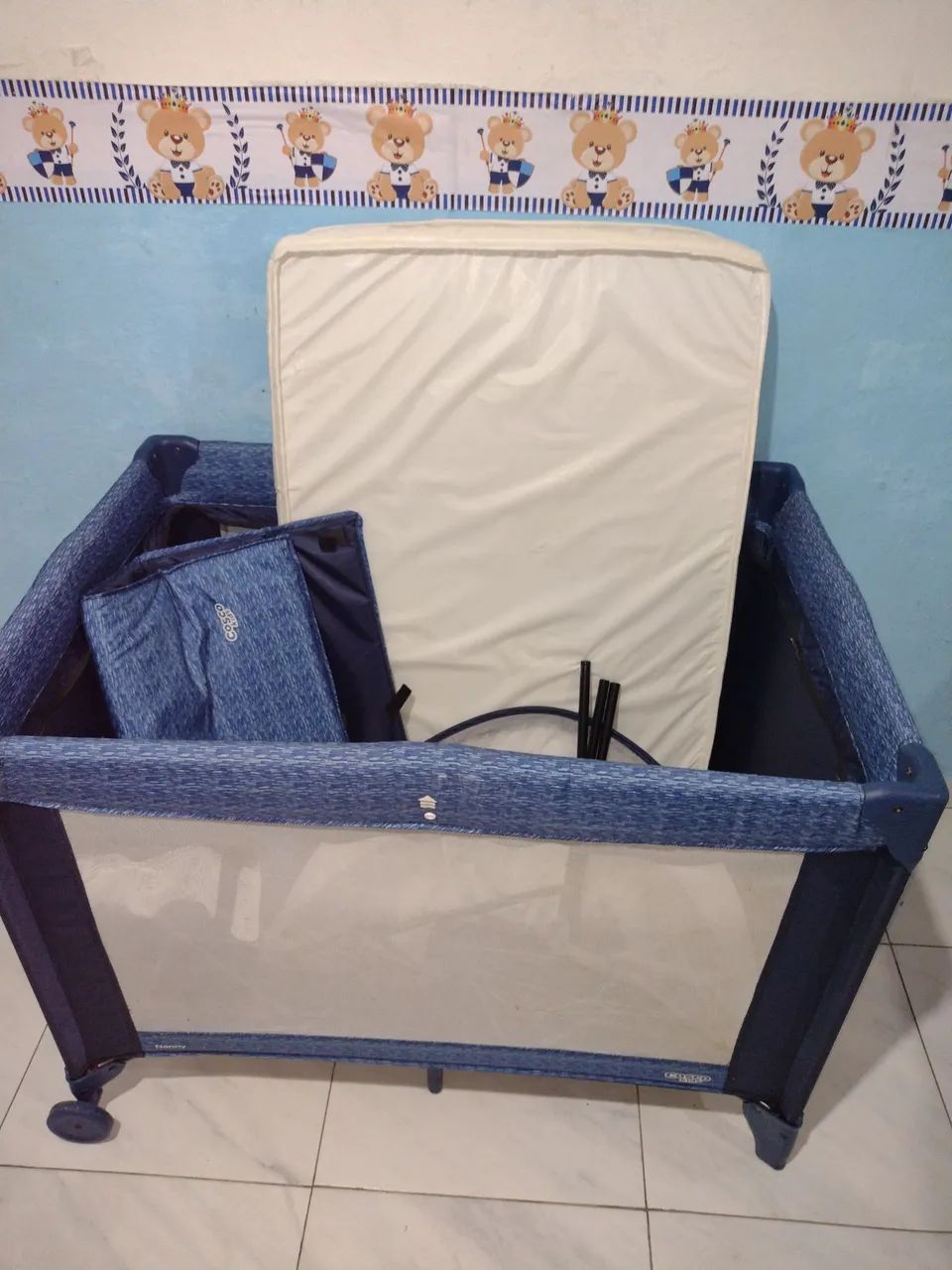 Berço portátil completo com mosquiteiro e colchão muito bem conservado! - Foto 2